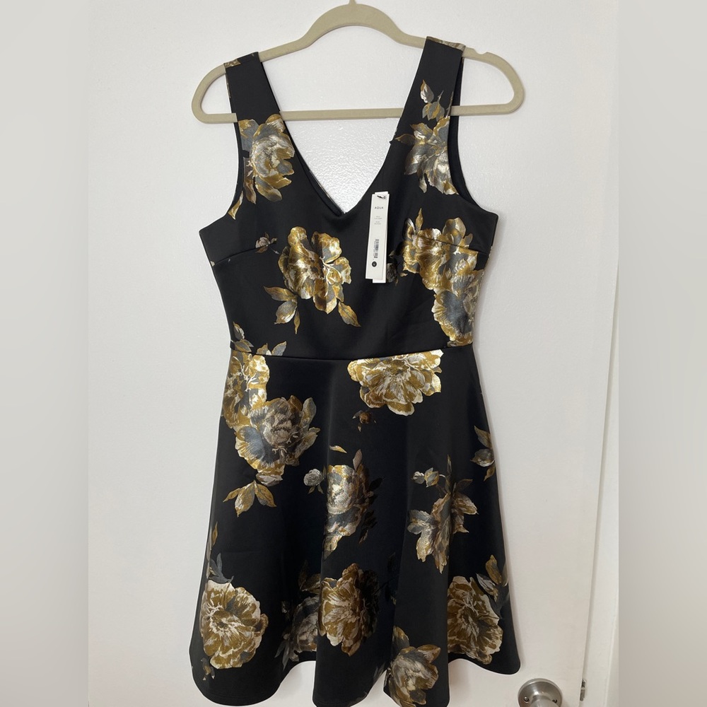 NWT Aqua fit and flare shimmer floral v neck mini dress size L